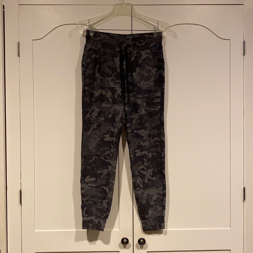 black and gray camo size 6 lululemon joggers